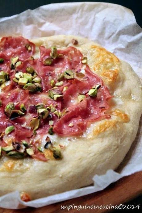 Pizza con mortadella, provola e pistacchi 