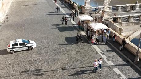 Quanto manca ancora per toglierci dalle scatole urtisti e camion bar liberando i monumenti? I termini sono scaduti. Si vada avanti veloce!