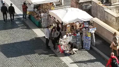 Quanto manca ancora per toglierci dalle scatole urtisti e camion bar liberando i monumenti? I termini sono scaduti. Si vada avanti veloce!