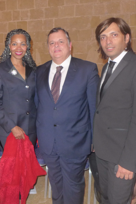 Anton Giulio Grande con l'ambasciatrice americana a Malta e il direttore della cultura all'ambasciata italiana a Malta Salvatore Schirmo