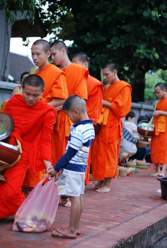 Tak bat, Luang Prabang