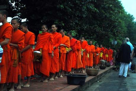 Tak bat, Luang Prabang (foto di Patrick Colgan, 2014)