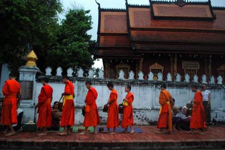 Tak bat, Luang Prabang (foto di Patrick Colgan, 2014)