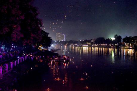 Mille lumini nel fiume e lanterne nel cielo di Chiang Mai - foto di Elisa Chisana Hoshi