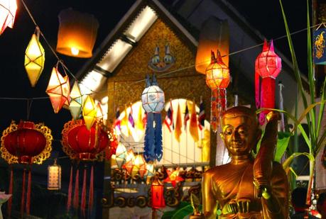 Il Wat Loy Kroh illuminato a festa - foto di Elisa Chisana Hoshi