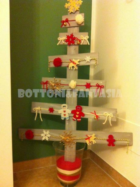 Uno speciale albero di Natale in legno e feltro