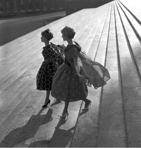 Due modelli Valentino sulla scalinata dell'Archivio Centrale di Stato Ph. Federico Garolla Roma 1958