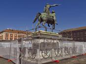 Tornano vandali Piazza Plebiscito, imbrattato monumento Ferdinando