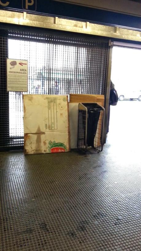 Passi di sabato alla metro Ponte Mammolo e capisci una città in quattro minuti. Ecco foto e racconto tra addetti Atac, vigilantes, vu cumprà, abusivi e cafoni. Circondati