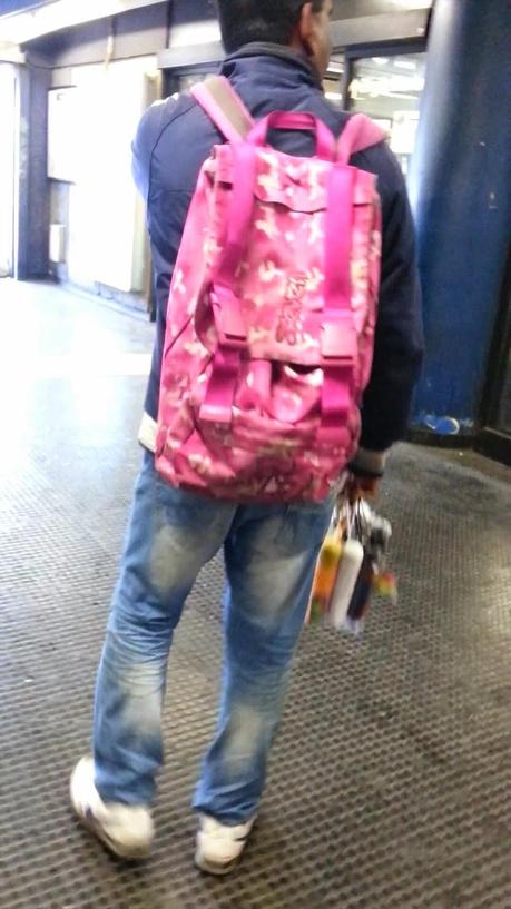 Passi di sabato alla metro Ponte Mammolo e capisci una città in quattro minuti. Ecco foto e racconto tra addetti Atac, vigilantes, vu cumprà, abusivi e cafoni. Circondati