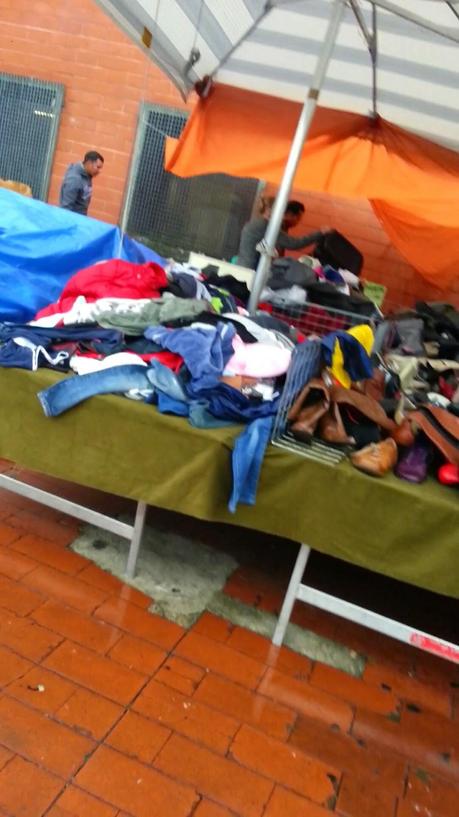 Passi di sabato alla metro Ponte Mammolo e capisci una città in quattro minuti. Ecco foto e racconto tra addetti Atac, vigilantes, vu cumprà, abusivi e cafoni. Circondati