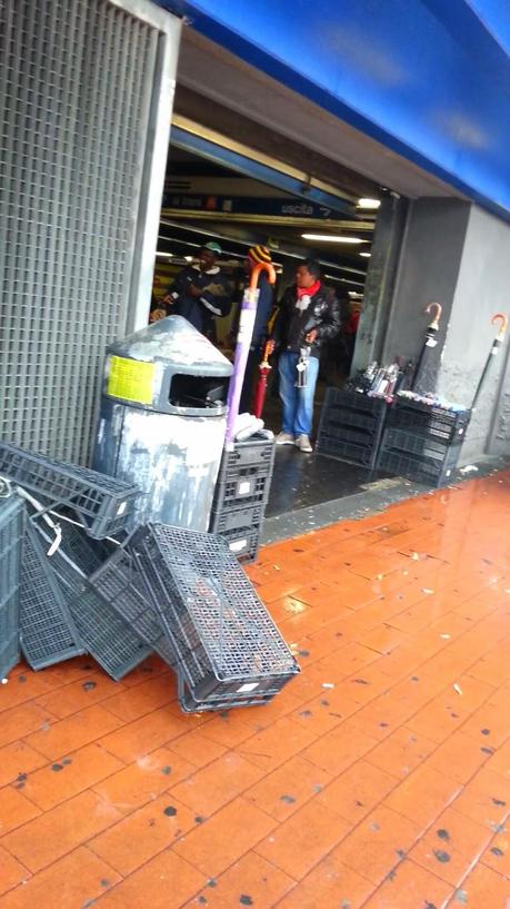 Passi di sabato alla metro Ponte Mammolo e capisci una città in quattro minuti. Ecco foto e racconto tra addetti Atac, vigilantes, vu cumprà, abusivi e cafoni. Circondati