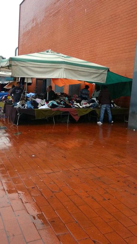 Passi di sabato alla metro Ponte Mammolo e capisci una città in quattro minuti. Ecco foto e racconto tra addetti Atac, vigilantes, vu cumprà, abusivi e cafoni. Circondati