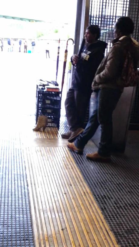 Passi di sabato alla metro Ponte Mammolo e capisci una città in quattro minuti. Ecco foto e racconto tra addetti Atac, vigilantes, vu cumprà, abusivi e cafoni. Circondati