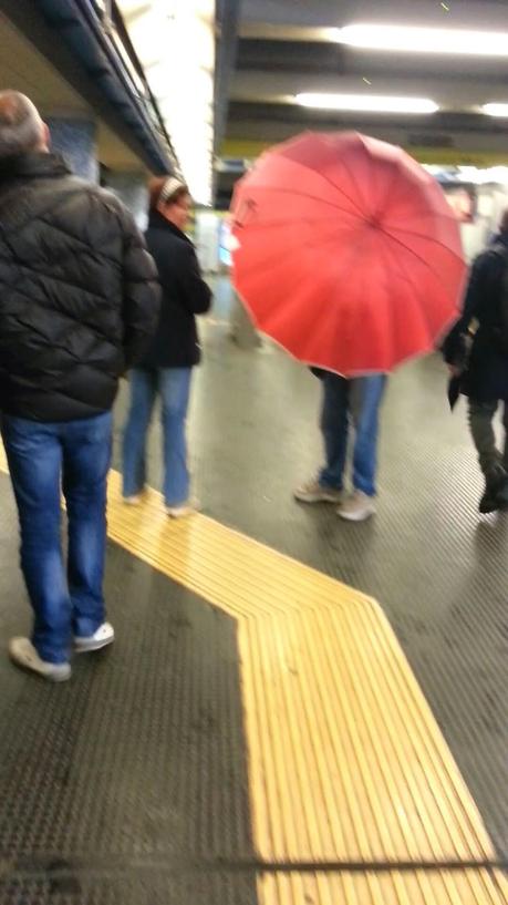 Passi di sabato alla metro Ponte Mammolo e capisci una città in quattro minuti. Ecco foto e racconto tra addetti Atac, vigilantes, vu cumprà, abusivi e cafoni. Circondati