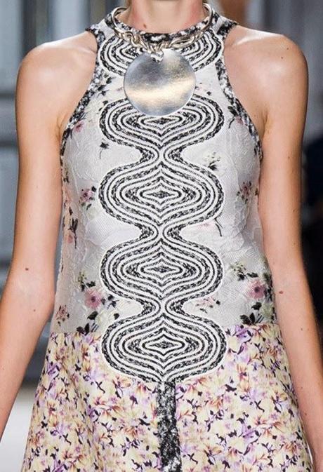 STAMPE, PATTERNS ED EFFETTI DI SUPERFICIE: BELLISSIMI DETTAGLI DALLA SETTIMANA DELLA MODA DI PARIGI (MODA DONNA PRIMAVERA/ESTATE 2015) / 13