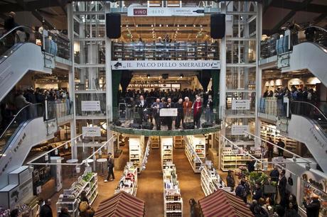 E A T A L Y   e  TURISMO  -  Mangiare a fare la spesa a teatro da  EATALY - Milano.  L'esperienza del buon cibo come potenzialità capace di valorizzare tutti gli altri umani saperi