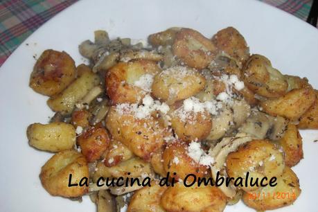 Gnocchi dorati con champignon al timo