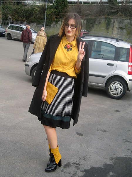 Vintage Fall (Gonna plisée Gazèl, camicia giallo ocra e una rosa preziosa firmata Braccialini)