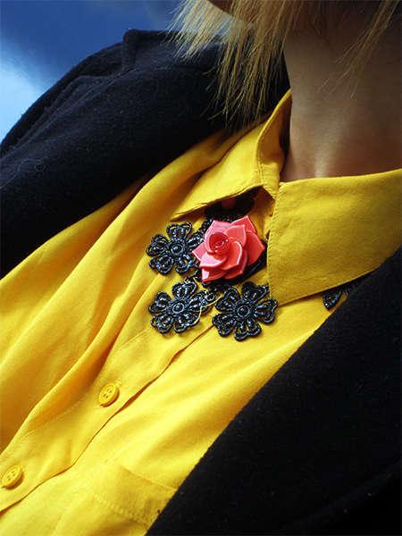 Vintage Fall (Gonna plisée Gazèl, camicia giallo ocra e una rosa preziosa firmata Braccialini)