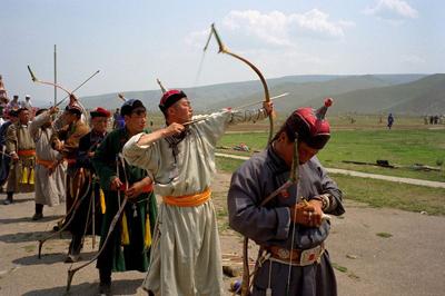 Una delle fasi del Naadam: la gara di tiro con l'arco