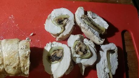 Rollè di pollo al tartufo (economico) ripieno di patate e funghi porcini.