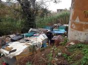 bidonville lungo Tevere. Foto assurde nuovi accampamenti Ponte della Scienza Ostiense. Villaggi abusivi fiume