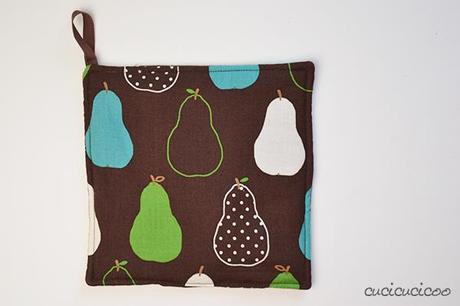 Free Tutorial: Easy pot holder pattern using the method Turn and Topstitch. Part of the 