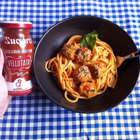 Spaghetti al pomodoro con polpettine di salsiccia e friarielli