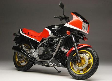 Honda VF 750 F by Max Moto Modeling (Tamiya)