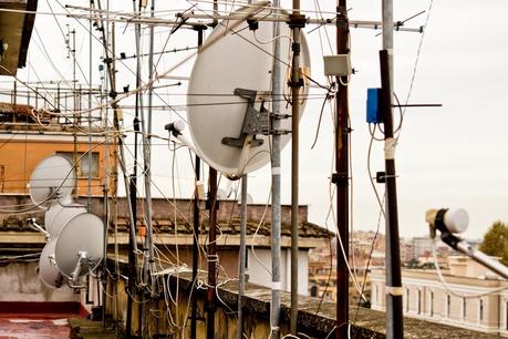 25 foto dallo scandalo Antennopoli. L'unica città al mondo con un milione e trecento antenne sui tetti. Di cui la metà abbandonate. Parte #tettipuliti