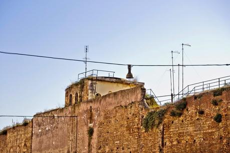 25 foto dallo scandalo Antennopoli. L'unica città al mondo con un milione e trecento antenne sui tetti. Di cui la metà abbandonate. Parte #tettipuliti