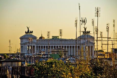 25 foto dallo scandalo Antennopoli. L'unica città al mondo con un milione e trecento antenne sui tetti. Di cui la metà abbandonate. Parte #tettipuliti