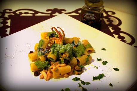 RIGATONI IN CREMA DI ZUCCHINE ALLA MENTA CON CALAMARI E OLIVE NERE DENOCCIOLATE IN OLIO EXTRAVERGINE D’OLIVA