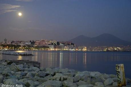 lungomare di napoli nightview con luna piena