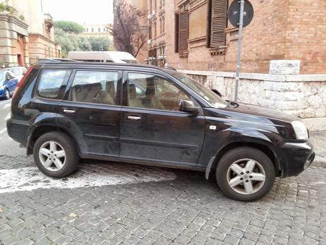 Via Vespucci a Testaccio. Cinque minuti di passeggiata nell'assurdistan. E poi il problema sono i politici, vero?