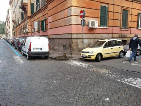 Via Vespucci a Testaccio. Cinque minuti di passeggiata nell'assurdistan. E poi il problema sono i politici, vero?