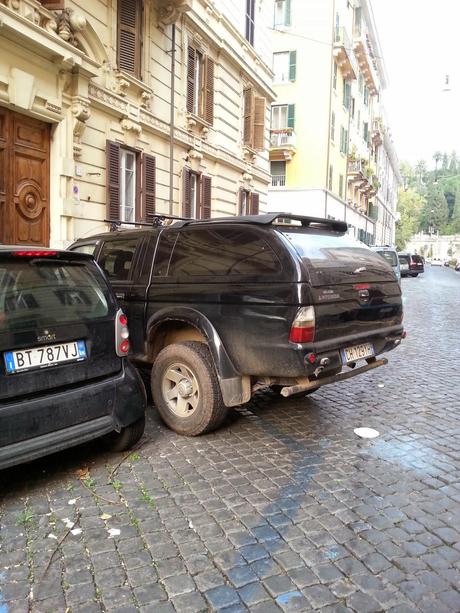 Via Vespucci a Testaccio. Cinque minuti di passeggiata nell'assurdistan. E poi il problema sono i politici, vero?