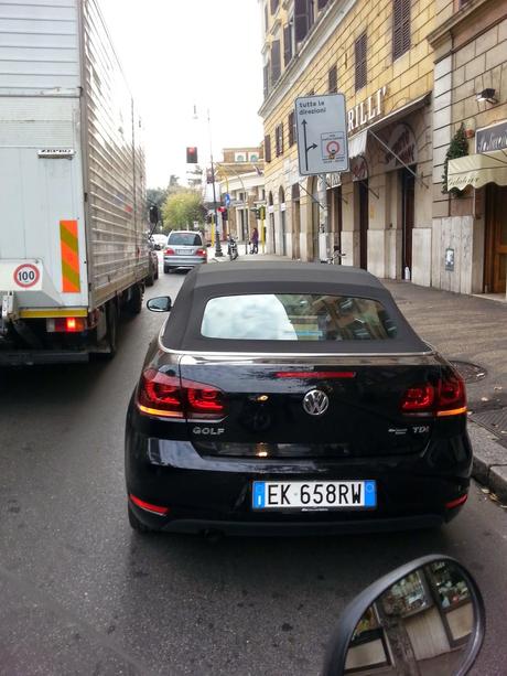 Via Vespucci a Testaccio. Cinque minuti di passeggiata nell'assurdistan. E poi il problema sono i politici, vero?