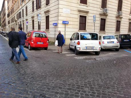 Via Vespucci a Testaccio. Cinque minuti di passeggiata nell'assurdistan. E poi il problema sono i politici, vero?