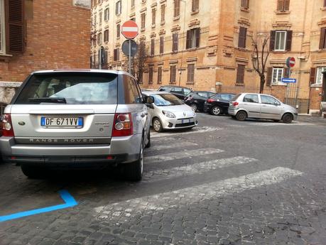 Via Vespucci a Testaccio. Cinque minuti di passeggiata nell'assurdistan. E poi il problema sono i politici, vero?