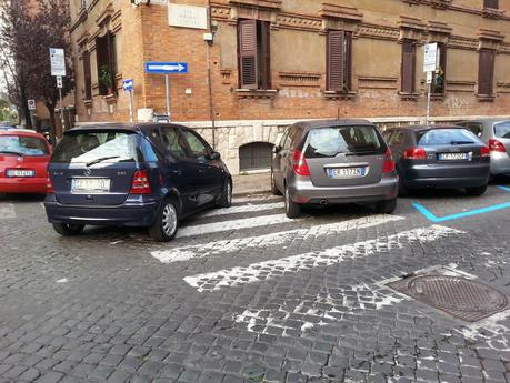 Via Vespucci a Testaccio. Cinque minuti di passeggiata nell'assurdistan. E poi il problema sono i politici, vero?