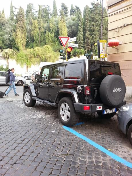 Via Vespucci a Testaccio. Cinque minuti di passeggiata nell'assurdistan. E poi il problema sono i politici, vero?