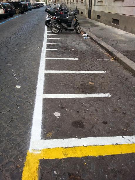 Via Vespucci a Testaccio. Cinque minuti di passeggiata nell'assurdistan. E poi il problema sono i politici, vero?