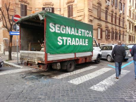 Via Vespucci a Testaccio. Cinque minuti di passeggiata nell'assurdistan. E poi il problema sono i politici, vero?