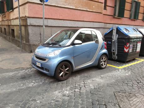 Via Vespucci a Testaccio. Cinque minuti di passeggiata nell'assurdistan. E poi il problema sono i politici, vero?