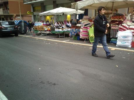 45 foto per indignarsi insieme sulle condizioni riprovevoli di Largo Agosta. Piazza nuova e in dieci anni massacrata. Neppure a Bengasi trovi un posto così