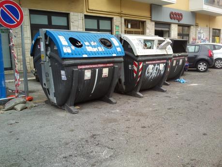 45 foto per indignarsi insieme sulle condizioni riprovevoli di Largo Agosta. Piazza nuova e in dieci anni massacrata. Neppure a Bengasi trovi un posto così