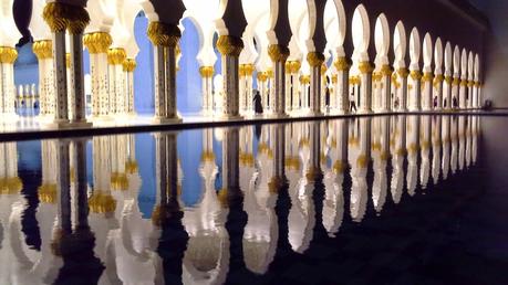 La notte è colorata ad Abu Dhabi