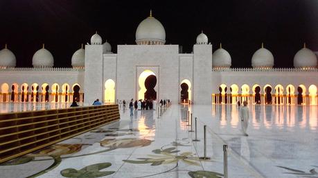 La notte è colorata ad Abu Dhabi